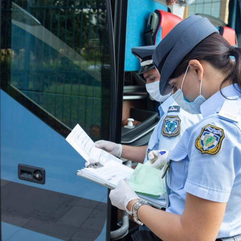 Τρίκαλα: Υπεράριθμοι μαθητές σε σχολική εκδρομή καλύφθηκαν από τα μπουφάν άλλων ανηλίκων - Έχασε το δίπλωμά του ο οδηγός.