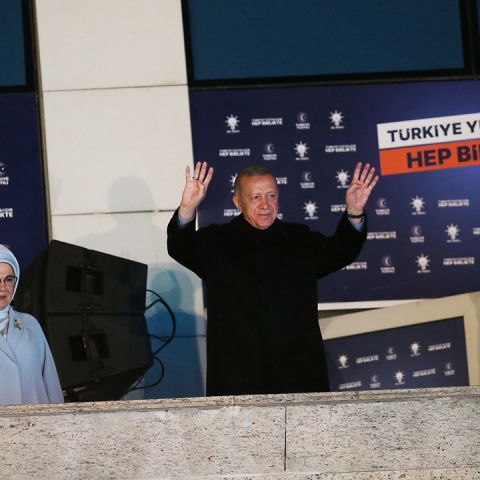 Ο Ρετζέπ Ταγίπ Ερντογάν μαζί με τη σύζυγό του Εμινέ στις πρώτες δηλώσεις μετά το προβάδισμα έναντι του Κεμάλ Κιλιτσντάρογλου