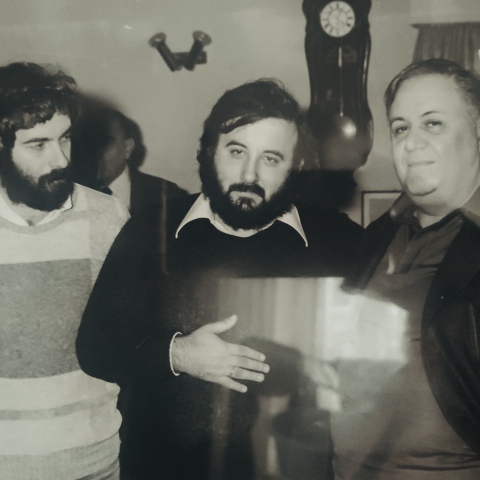 Ο Γιάννης Κούτρας και η μουσική του πορεία: Ο μουσικός παραγωγός Άγγελος Σφακιανάκης θυμάται τη γνωριμία και τη συνεργασία του με τον σπουδαίο τραγουδιστή