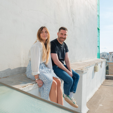 Οι δημιουργοί του λογαριασμού Read.Poop.Sleep. στο Instagram, Ελένη Σημαντηράκη και Πάνος Μυριαγκός μιλούν στην ATHENS VOICE για το viral περιεχόμενο, το χιούμορ ως άμυνα και τη δημιουργικότητα.