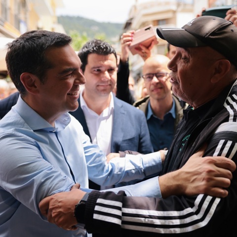 Εκλογές 2023 - Αλέξης Τσίπρας: Καφές και ποδοσφαιρική συζήτηση του προέδρου του ΣΥΡΙΖΑ-ΠΣ με τον Χουάν Ραμόν Ρότσα στην Ηγουμενίτσα.