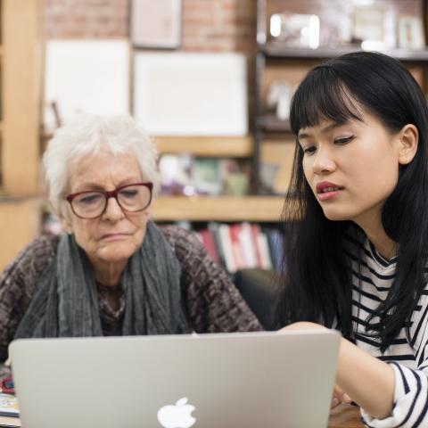 H Joan Jonas στο εργαστήριό της στη Νέα Υόρκη με την Thao Nguyen Phan