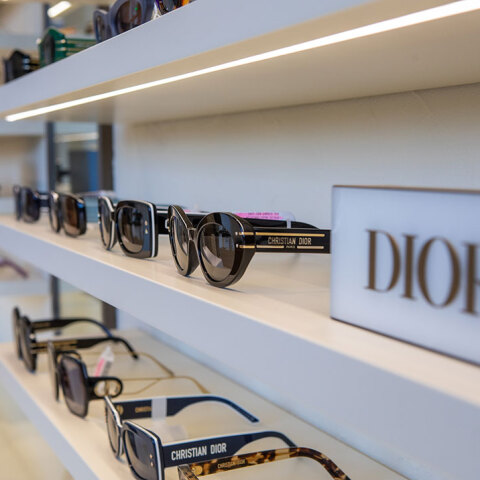 Ράφια με γυαλιά ηλίου