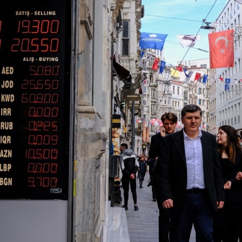 Εκλογές στην Τουρκία: Τα κρατικά ομόλογα και οι τράπεζες της χώρας υφίστανται πλήγμα μετά την ισχυρή επίδοση του Ερντογάν.