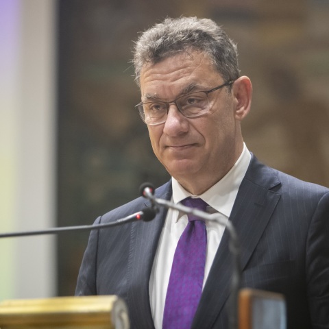 Πανεπιστήμιο Πατρών: Επίτιμος διδάκτορας ο Άλμπερτ Μπουρλά - Εκδήλωση αναγόρευσης στην κατάμεστη αίθουσα τελετών «Οδυσσέας Ελύτης».