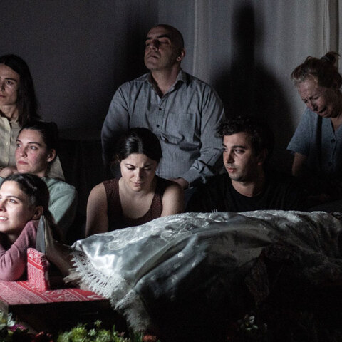  «Goodbye, Lindita» σε σκηνοθεσία Μάριο Μπανούσι: Κριτική για την παράσταση στην Πειραματική Σκηνή Νέων Δημιουργών του Εθνικού Θεάτρου