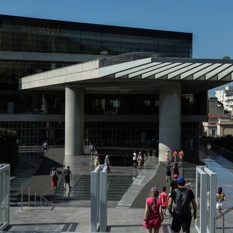 Επισκέπτες εισέρχονται στο Μουσείο της Ακρόπολης