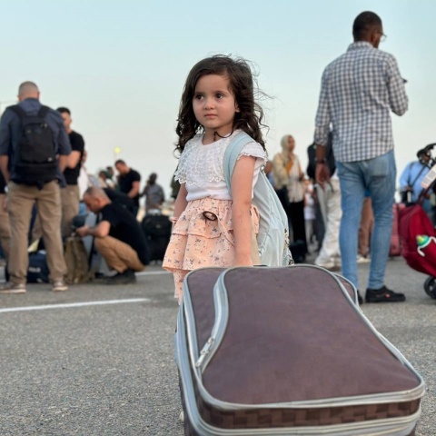 Κοριτσάκι με τη βαλίτσα του ανά χείρας εγκαταλείπει το Σουδάν