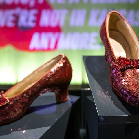 ΗΠΑ: Ένας 76χρονος θα δικαστεί κατηγορούμενος ότι έκλεψε τα γοβάκια που φορούσε η Τζούντι Γκάρλαντ στον «Μάγο του Οζ» - Στα 3,5 εκατομμύρια δολάρια η αξία τους.