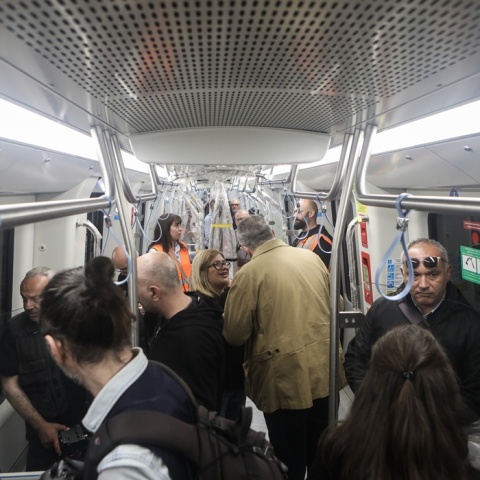 Δημοσιογράφοι - επιβάτες στο μετρό της Θεσσαλονίκης
