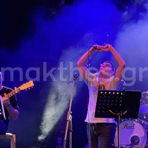 Ο πατέρας της Φραντζέσκας Μπέζα στρέφεται προς τον ουρανό και σχηματίζει καρδούλα με τα χέρια του