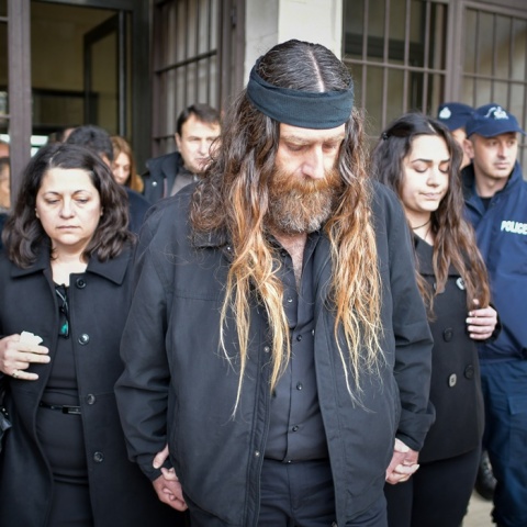 Ο πατέρας του Βαγγέλη Γιακουμάκη, Ανδρέας, συνοδευόμενος από τη σύζυγό του και την κόρη του