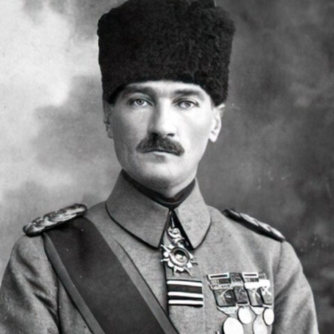 Podcast «Βιογραφίες» με την Επιστήμη Μπινάζη | Η ζωή του Μουσταφά Κεμάλ Ατατούρκ