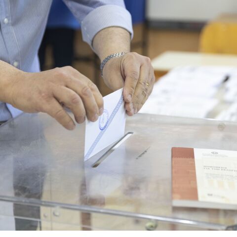 Εθνικές εκλογές - Ψηφοφόρος ρίχνει στην κάλπη την ψήφο του