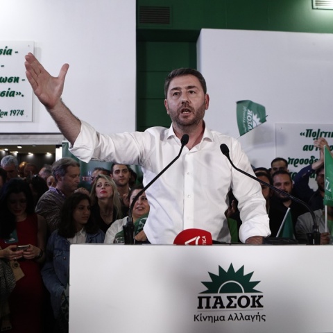 Ο Νίκος Ανδρουλάκης μίλησε στο συγκεντρωμένο πλήθος έξω από τη Χαριλάου Τρικούπη