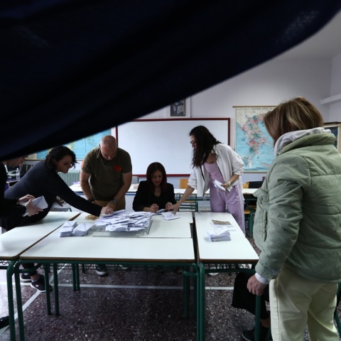 Οι κάλπες άνοιξαν για την καταμέτρηση των ψήφων