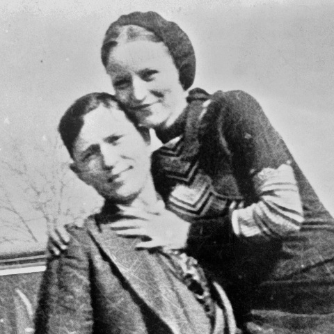 Σαν σήμερα 23 Μαΐου: Το 1934 σκοτώνονται οι διαβόητοι παράνομοι Μπόνι και Κλάιντ σε ενέδρα της αστυνομίας - Η εγκληματική δράση τους συντάραξε την Αμερική. 