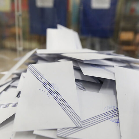 Στιγμιότυπο από την εκλογική διαδικασία σε εκλογικό τμήμα της Αθήνας, Κυριακή 21 Μαΐου 2023