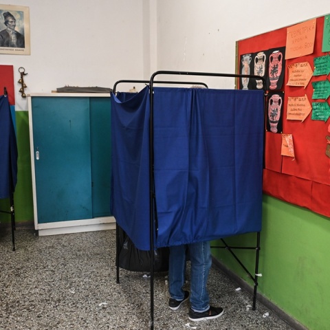 Εκλογικό τμήμα σε σχολείο με στημένα τα παραβάν