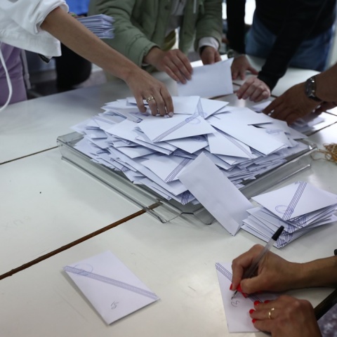 Ψηφοδέλτια κατά την καταμέτρηση μετά την ολοκλήρωση της εκλογική διαδικασίας