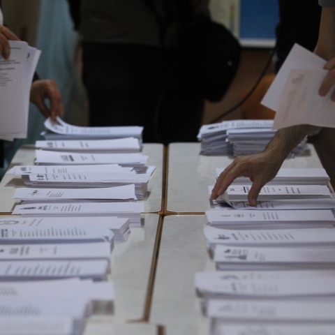 Ψηφοδέλτια των κομμάτων παραταγμένα σε θρανίο εκλογικού κέντρου