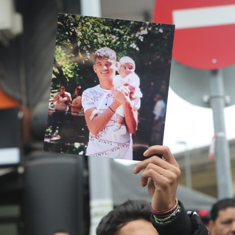 Η φωτογραφία του 16χρονου Ρομά στα χέρια συγγενών του που διαμαρτύρονταν σε δρόμο της Θεσσαλονίκης