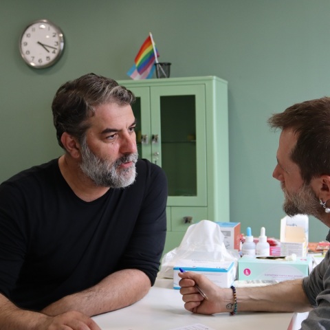 Ο Βασίλης Μπισμπίκης, ο Γιώργος Καραμίχος και ο Σπύρος Χατζηαγγελάκης εξετάζονται για HIV - Έστειλαν το μήνυμα ότι η εξέταση είναι κάτι απλό όσο και ουσιώδες.