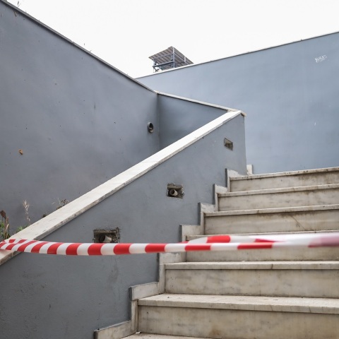 Βαρβάκειος: Τα αίτια θανάτου της 50χρονης που φέρει τραύματα με μαχαίρι στον λαιμό - Στους κύκλους των τοξικοεξαρτημένων στρέφονται οι έρευνες της αστυνομίας.