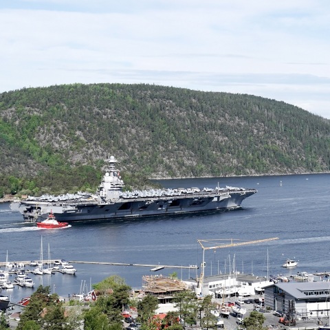 Νορβηγία: Το μεγαλύτερο αεροπλανοφόρο του κόσμου κατέπλευσε στο Όσλο για γυμνάσια του ΝΑΤΟ - Την ενόχλησή της εκδήλωσε η Ρωσία.