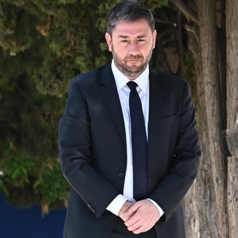 Νίκος Ανδρουλάκης: Ο πρόεδρος του ΠΑΣΟΚ-ΚΙΝΑΛ άφησε λευκό τριαντάφυλλο στο μνήμα της Φώφης Γεννηματά - Τίμησε τη συμβολή της στην αναγέννηση της παράταξης.