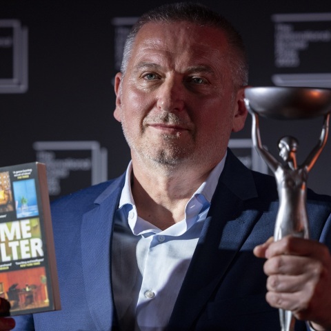 Booker Prize 2023: Νικητής ο Βούλγαρος συγγραφέας Γκεόργκι Γκοσποντίνοφ με το «Χρονοκαταφύγιο» - Το μυθιστόρημα κυκλοφορεί στα ελληνικά από τις εκδόσεις Ίκαρος.