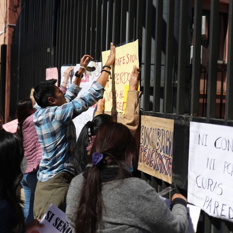 Διαμαρτυρία έξω από την Καθολική Εκκλησία της Βολιβίας μετά τις αποκαλύψεις για παιδοφιλία