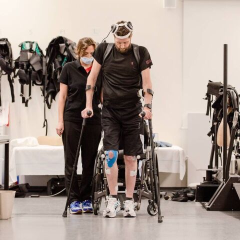 Επιστήμη: Εμφύτευμα βοηθά ασθενή με παράλυση να περπατήσει - Πώς λειτουργεί η συσκευή που βελτιώνει τη νευρολογική ανάκαμψη.