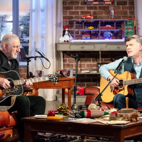 Γιατί ξεχωρίζουν οι τηλεοπτικές εκπομπές «Νούμερα» του Φοίβου Δεληβοριά και «Μουσικό Κουτί» του Νίκου Πορτοκάλογλου στην ΕΡΤ.