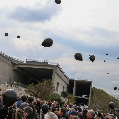 Επιμνημόσυνη δέηση για τους 57 νεκρούς του τραγικού δυστυχήματος στα Τέμπη