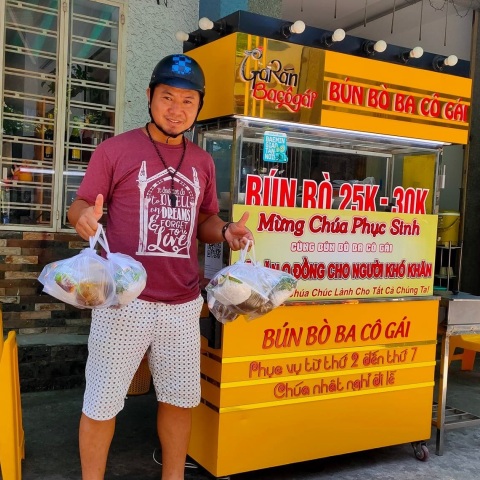 Βιετνάμ: Πωλητής νουντλς που παρωδούσε τον διάσημο Τούρκο σεφ Salt Bae φυλακίστηκε για «αντικρατική προπαγάνδα» - Αυστηροί περιορισμοί στην ελευθερία έκφρασης.