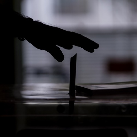 Χέρι ρίχνει ψηφοδέλτιο σε κάλπη