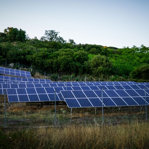 Φωτοβολταϊκά σε χωράφι