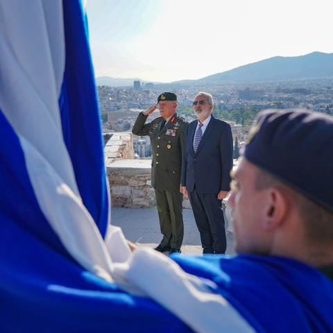 Ο υπηρεσιακός πρωθυπουργός, Ιωάννης Σαρμάς, στην Ακρόπολη για την έπαρση της ελληνικής σημαίας