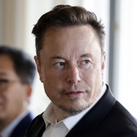 Ο Έλον Μασκ αναμένεται να ταξιδέψει στην Κίνα αυτή την εβδομάδα - Θα επισκεφθεί το εργοστάσιο της Tesla στη Σαγκάη.