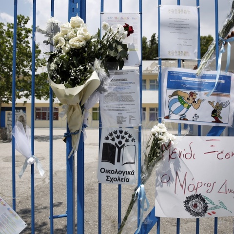 Λίγα λουλούδια έξω από το σχολείο όπου έχασε τη ζωή του από αδέσποτη σφαίρα ο 11χρονος Μάριος
