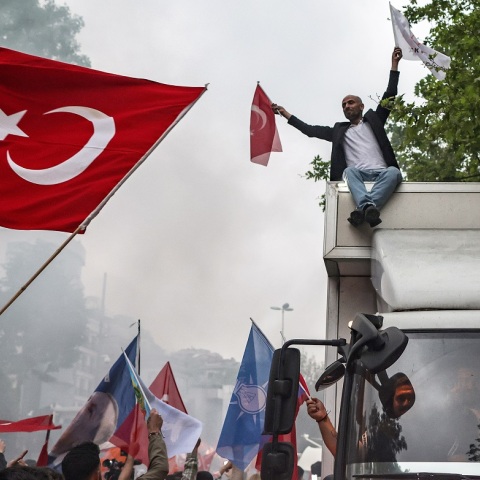 Εκλογές στην Τουρκία: Κοντά σε ιστορικά χαμηλά επίπεδα κινείται η λίρα μετά τη νίκη Ερντογάν - Σημαντική πτώση και αστάθεια εκτιμούν οι αναλυτές.