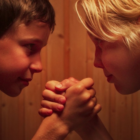 «Αγόρια στο ντους»: Μετά τον θόρυβο που ξέσπασε με την προβολή της ταινίας σε δημοτικό σχολείο, η Ευρωπαϊκή Ένωση Παιδικού Κινηματογράφου παρεμβαίνει.