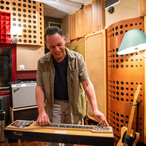 Επίσκεψη στο Paraktio Studio: Ο ιδιοκτήτης του στούντιο, ηχολήπτης και μουσικός παραγωγός, Γιώργος Σιμάτος, μιλά για τη διαδικασία ηχογράφησης, την παραγωγή και την ολοκλήρωση ενός άλμπουμ.