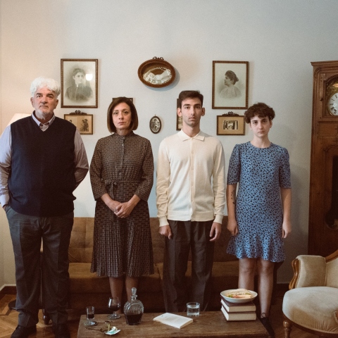 Η φωτογράφος Γωγώ Πονηράκου μιλάει για τη φωτογράφιση για τον δίσκο «Μέινστριμ» που κυκλοφόρησε πρόσφατα από το Παιδί Τραύμα, τον φωτογραφικό και τον ποιητικό της κόσμο.