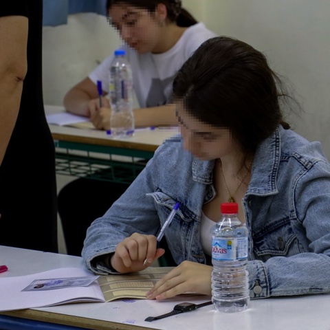 Μαθητές σε εξεταστικό κέντρο κατά τη διάρκεια των Πανελληνίων Εξετάσεων