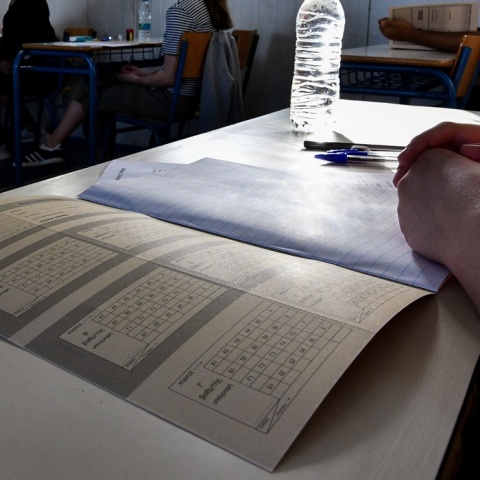 Υποψήφιος των Πανελληνίων Εξετάσεων πάνω από το τετράδιο απαντήσεων