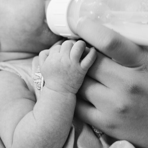 Μωρό που πίνει γάλα από μπιμπερό