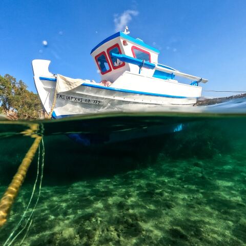 Βάρκα δεμένη σε λιμανάκι