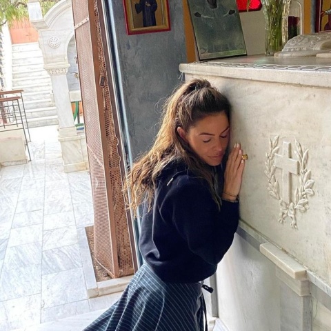 Η Μαρία Μενούνος στον τάφο του Αγίου Νεκταρίου στην Αίγινα